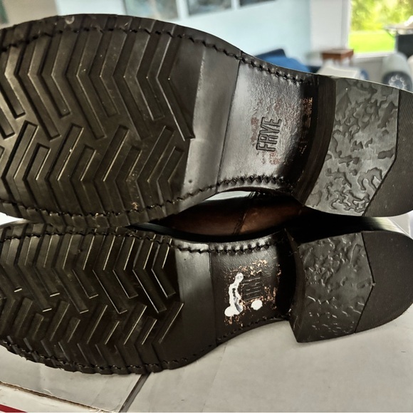 Frye Veronica Bootie dark brown NWT but zipper “ pull” is in need of repair - Picture 7 of 9